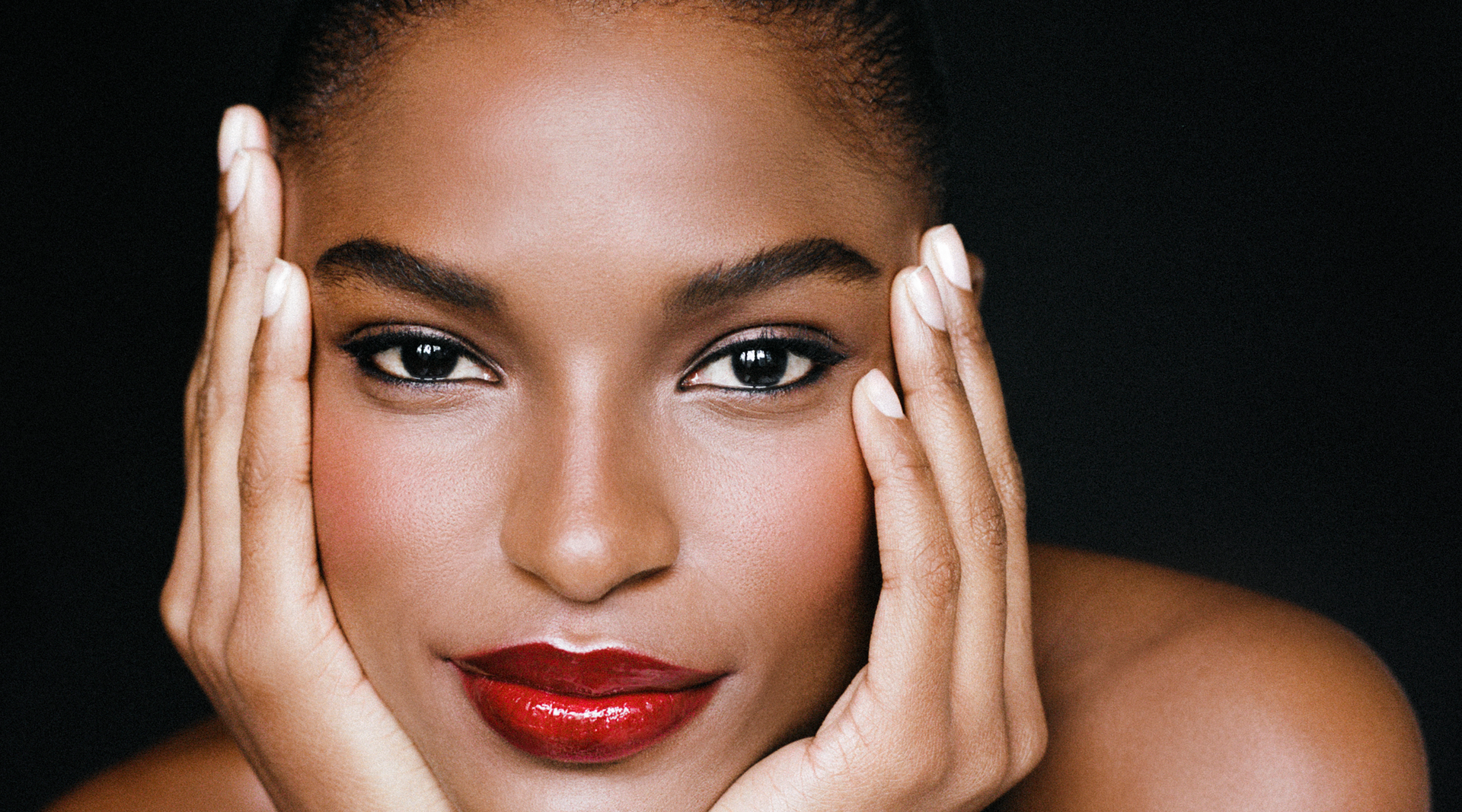 7 Striking Makeup Looks Perfect for New Year's Eve